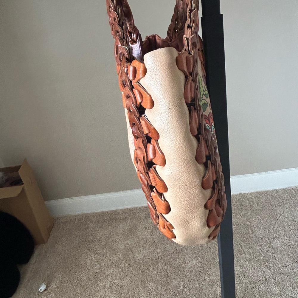 Isabella Fiore Flower Child Marc Bag - Picture 4 of 13